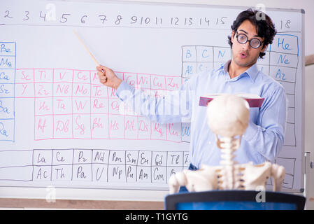 Giovane maschio farmacia insegnante e studente scheletro Foto Stock