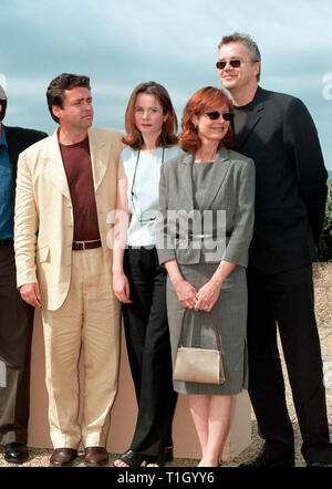 CANNES, Francia: 18 maggio 1999: Direttore TIM ROBBINS (destra) con gli attori ANGUS MacFADYEN, EMILY WATSON & Susan Sarandon al Cannes Film Festival dove il loro nuovo film "Cradle Will Rock' è in concorrenza. © Paul Smith / Featureflash Foto Stock