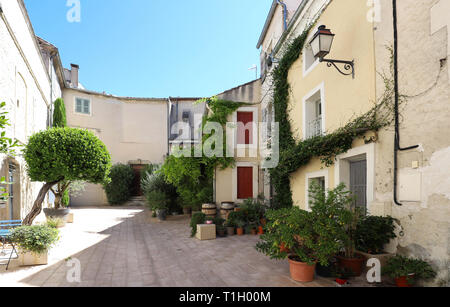 In prospettiva di una tipica casa cortile in Salon de Provence, Francia. Foto Stock