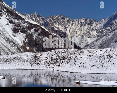 Bianche scogliere con neve, inverno al lago Pangong, Ladakh, India. Foto Stock