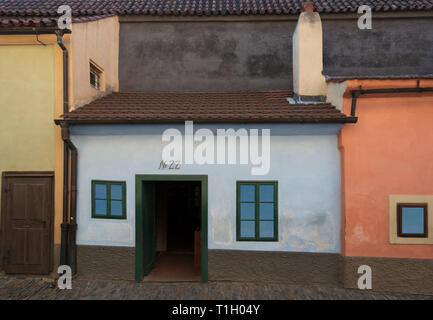 Piccole case su Golden Lane nel Castello di Praga Foto Stock