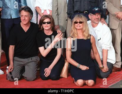 LOS ANGELES, CA. 30 settembre 1999: Attori Dustin Hoffman (sinistra), Rene Russo, Goldie Hawn & Direttore Steven Spielberg presso il Teatro Cinese di Mann a Hollywood dove Warner Bros presidenti & co-CEO Robert A. Daly & Terry Semel hanno avuto il loro canto & orme impostato in cemento. © Paul Smith / Featureflash Foto Stock