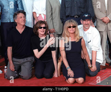 LOS ANGELES, CA. 30 settembre 1999: Attori Dustin Hoffman (sinistra), Rene Russo, Goldie Hawn & Direttore Steven Spielberg presso il Teatro Cinese di Mann a Hollywood dove Warner Bros presidenti & co-CEO Robert A. Daly & Terry Semel hanno avuto il loro canto & orme impostato in cemento. © Paul Smith / Featureflash Foto Stock