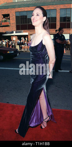 LOS ANGELES, CA. Giugno 15, 1999: attrice MADELEINE STOWE in prima mondiale a Los Angeles, del suo nuovo film "Il generale della figlia' in cui ella stelle con John Travolta, James Cromwell & James Woods. © Paul Smith / Featureflash Foto Stock