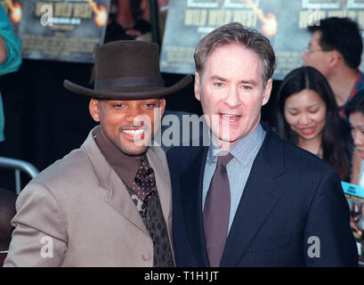 LOS ANGELES, CA. Giugno 28, 1999: attori Will Smith (sinistra) e Kevin Kline presso il world premiere del loro nuovo film 'Wild Wild West' a Los Angeles. © Paul Smith / Featureflash Foto Stock