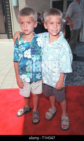 LOS ANGELES, CA. Luglio 11, 1999: Attore gemelli Cole Sprouse & Dylan Sprouse, stelle del nuovo film "Big Daddy', arrivando a Sony Pictures Studios di Culver City per la prima mondiale di "uppets dallo spazio". © Paul Smith / Featureflash Foto Stock