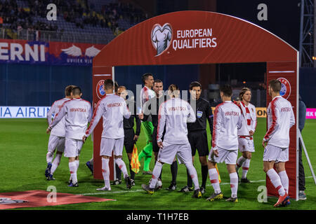 Zagabria, Croazia - 21 Marzo 2019: LA UEFA EURO 2020 turno di qualificazione. Croazia VS Azerbaigian. I giocatori croata saluto arbitro sotto Qualificazioni europee Foto Stock