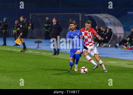 Zagabria, Croazia - 21 Marzo 2019: LA UEFA EURO 2020 turno di qualificazione. Croazia VS Azerbaigian. In azione Borna BARISIC (3) e Mahir MADATOV (10) Foto Stock