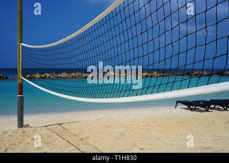 Beach volley net con un mare blu sullo sfondo Foto Stock
