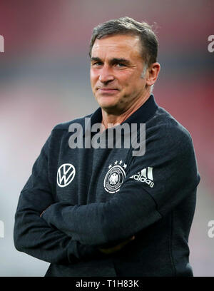 Germania Manager Stefan Kuntz davanti alla International amichevole presso la vitalità Stadium, Bournemouth. Foto Stock