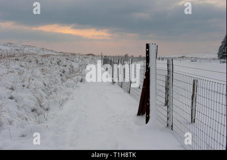 Neve percorso coperto in posizione rurale Foto Stock