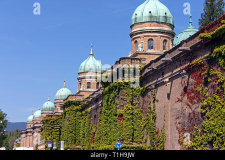 Architettura monumentale del Cimitero Mirogoj portici a Zagabria in Croazia Foto Stock