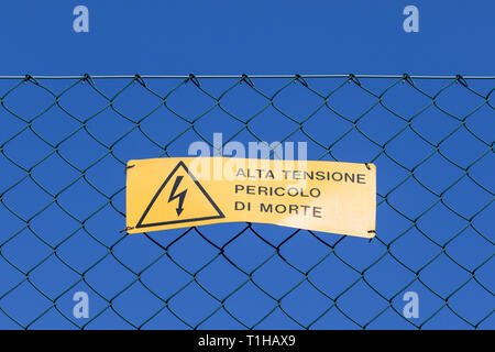Alta tensione pericolo di morte (Alta tensione pericolo di morte) segnale di avvertimento su un recinto di filo in Italia Foto Stock
