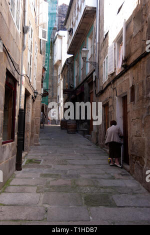 Strette strade di pietra nella città vecchia di Vigo, Pontevedra, Galizia, Spagna Foto Stock