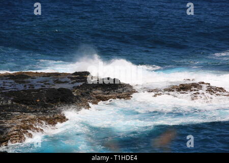 Oceano Pacifico Che Si Schiantano sulle rocce Foto Stock