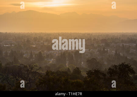 Fumoso alba vista di San Fernando Valley Ovest i quartieri della città di Los Angeles, California. Le montagne di San Gabriel sono in background. Foto Stock