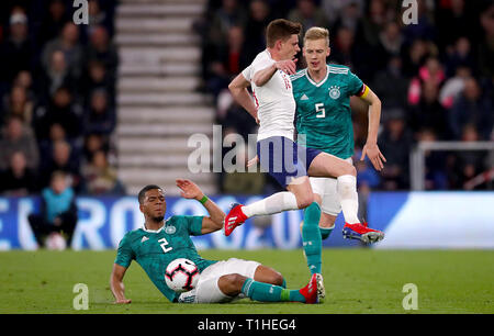 La Germania Benjamin Henrichs (sinistra) e Germnay Timo Baumgartl (destra) battaglia per la sfera con l'Inghilterra del Harvey Barnes durante la International amichevole presso la vitalità Stadium, Bournemouth. Foto Stock