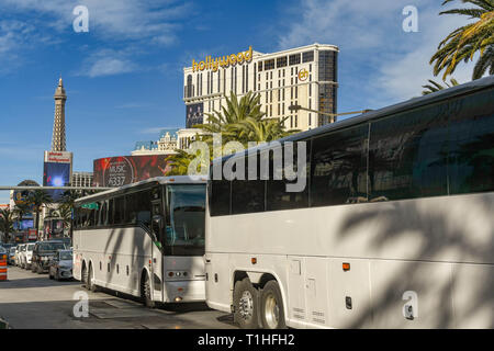 LAS VEGAS, NEVADA, STATI UNITI D'AMERICA - Febbraio 2019: tour bus in coda sulla Las Vegas Boulevard, che è anche noto come il Las Vegas strip. In fondo è th Foto Stock
