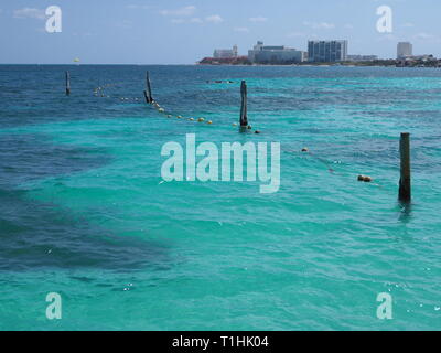 Le acque turchesi di Turtle Beach, Playa tortugas al Mar dei Caraibi paesaggi di Cancun City a Quintana Roo in Messico con il cielo blu e chiaro nel 2018 hot Foto Stock