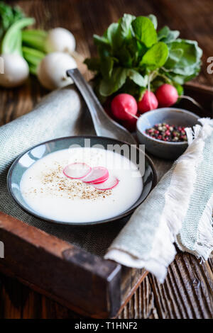 Nutriente cremosa zuppa di rafano in una coppa in ceramica Foto Stock