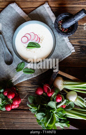Nutriente cremosa zuppa di rafano in una coppa in ceramica Foto Stock