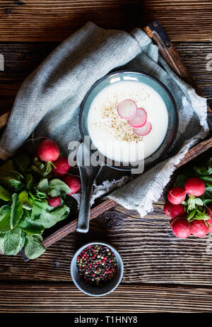 Nutriente cremosa zuppa di rafano in una coppa in ceramica Foto Stock
