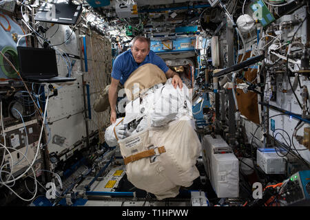 Agenzia Spaziale Canadese astronauta David Saint-Jacques muove una tuta spaziale degli Stati Uniti dentro il destino laboratory modulo Marzo 19, 2019 in orbita intorno alla terra. Foto Stock
