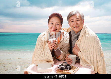 Coppia di anziani in vacanza al mare Foto Stock