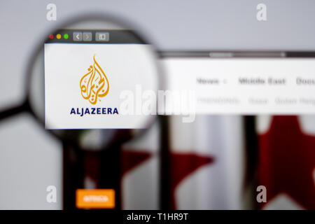 Arabian News Media Al Jazeera website homepage. Al Jazeera logo visibile attraverso una lente di ingrandimento. Foto Stock