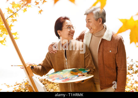 Coppia di anziani nel cortile per disegnare Foto Stock