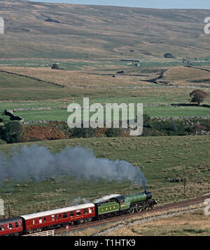 Freccia verde LNER locomotiva a vapore sul arrivino a Carlisle linea ferroviaria, nell'Inghilterra del Nord Foto Stock