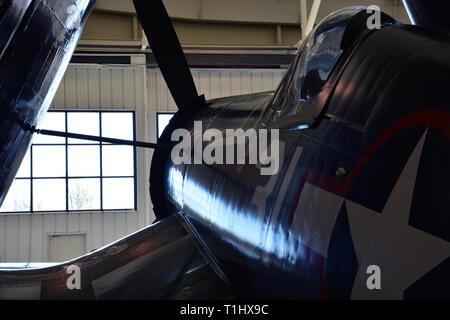 Una seconda guerra mondiale era Corsair aereo da combattimento in un appendiabiti all'aviazione militare Museo in Virginia Beach, VA. Foto Stock