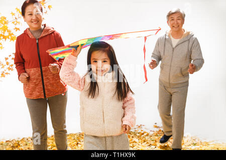 I nipoti di persone volare un aquilone Foto Stock