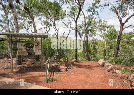 Litchfield, Northern Territory, Australia-December 24,2017: segnavia per il percorso di roccia fori nel Parco Nazionale di Litchfield nel NT di Australia Foto Stock