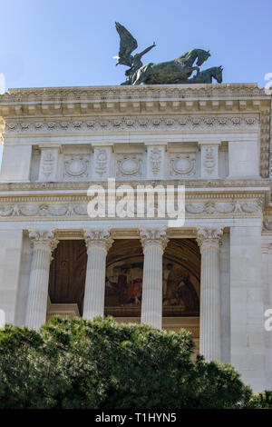 Roma, Italia. In Piazza Venezia sorge il monumento nazionale dedicato a Vittorio Emanuele II, noto anche come Altare della Patria. Foto Stock