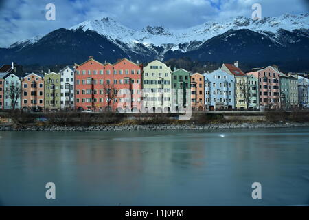 Le alpi austriache dietro il fiume Inn' e case colorate. Questa foto è stata scattata a Innsbruck. Foto Stock