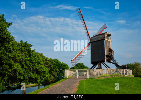 Sint-Janshuismolen Sint-Janshuis Mill mulino a vento a Bruges il tramonto, Belgio Foto Stock