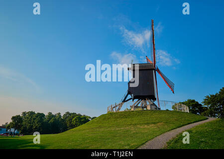 Sint-Janshuismolen Sint-Janshuis Mill mulino a vento a Bruges il tramonto, Belgio Foto Stock