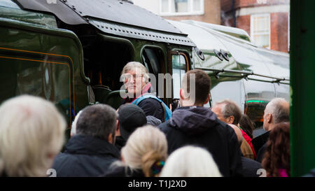 I membri del pubblico di ottenere una possibilità di passaggio sul piede piatto di Flying Scotsman dopo il suo ultimo viaggio del giorno a Swanage nel Dorset. Foto Stock