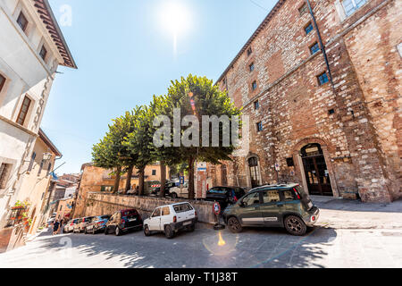 Montepulciano, Italia - 28 agosto 2018: Street in piccola e antica città medievale borgo in toscana con negozi di collina ripida viuzza segni durante s Foto Stock