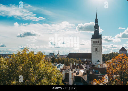 La guglia di san dell'Olaf torri della chiesa oltre la periferia della città vecchia centrale a Tallinn, Estonia Foto Stock