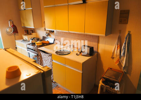 Un modello degli anni settanta-cucina a tema, puntando a replicare che di una famiglia che vive in Unione Sovietica, visto in un museo in Estonia Foto Stock