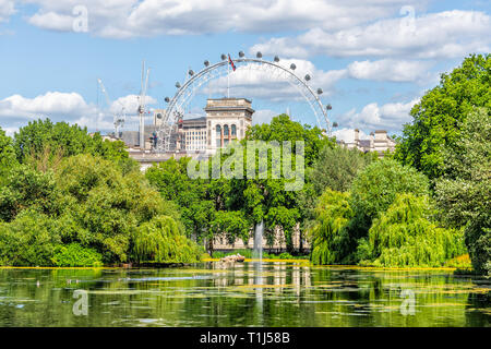 London Eye cityscape panoramica edificio con St James Park verde lago stagno sul giorno di estate e fontana nel Regno Unito Foto Stock