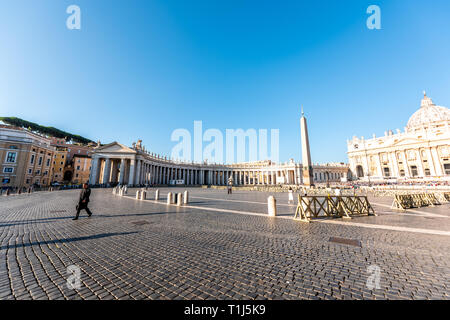 Città del Vaticano, Italia - 5 Settembre 2018: Emtpty Piazza San Pietro Basilica durante la giornata di sole architettura con un solo sacerdote a camminare e a Roma vi panoramica Foto Stock