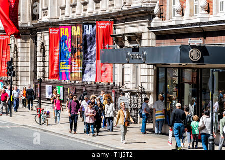 London, Regno Unito - 22 Giugno 2018: Burlington House sulla Piccadilly Circus con la MG Motors concessionaria auto sulla strada e molte persone a piedi i pedoni Foto Stock