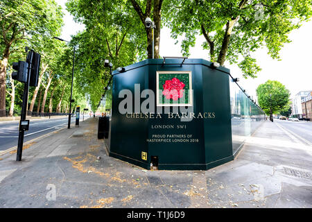 London, Regno Unito - 24 Giugno 2018: Quartiere quartiere di Chelsea street strada architettura residenziale caserma con segno Foto Stock