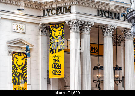 London, Regno Unito - 12 Settembre 2018: strada con il segno del filamento in Covent Garden per Disney Re Leone Lyceum Theatre Foto Stock