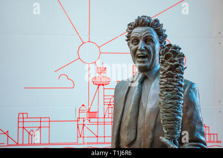 Liverpool, Regno Unito - 18 Maggio 2018: Ken Dodd statua - Sir Kenneth Arthur Dodd OBE (8 novembre 1927 - 11 Marzo 2018) Inglese comico, cantante e occasionali Foto Stock