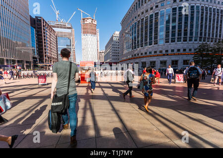 London, Regno Unito - 26 Giugno 2018: folla di persone pendolari su Rush Hour al di fuori della metropolitana entrata della metropolitana durante la mattina i pendolari a Canary Wharf Economi Foto Stock