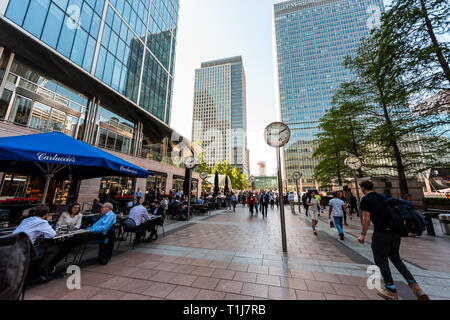 London, Regno Unito - 26 Giugno 2018: persone pendolari al di fuori dell'entrata della metropolitana durante la mattina i pendolari a Canary Wharf Docklands con architettura moderna e il resto Foto Stock